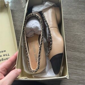 Anne Klein Women's Tan and Black Chain Flats